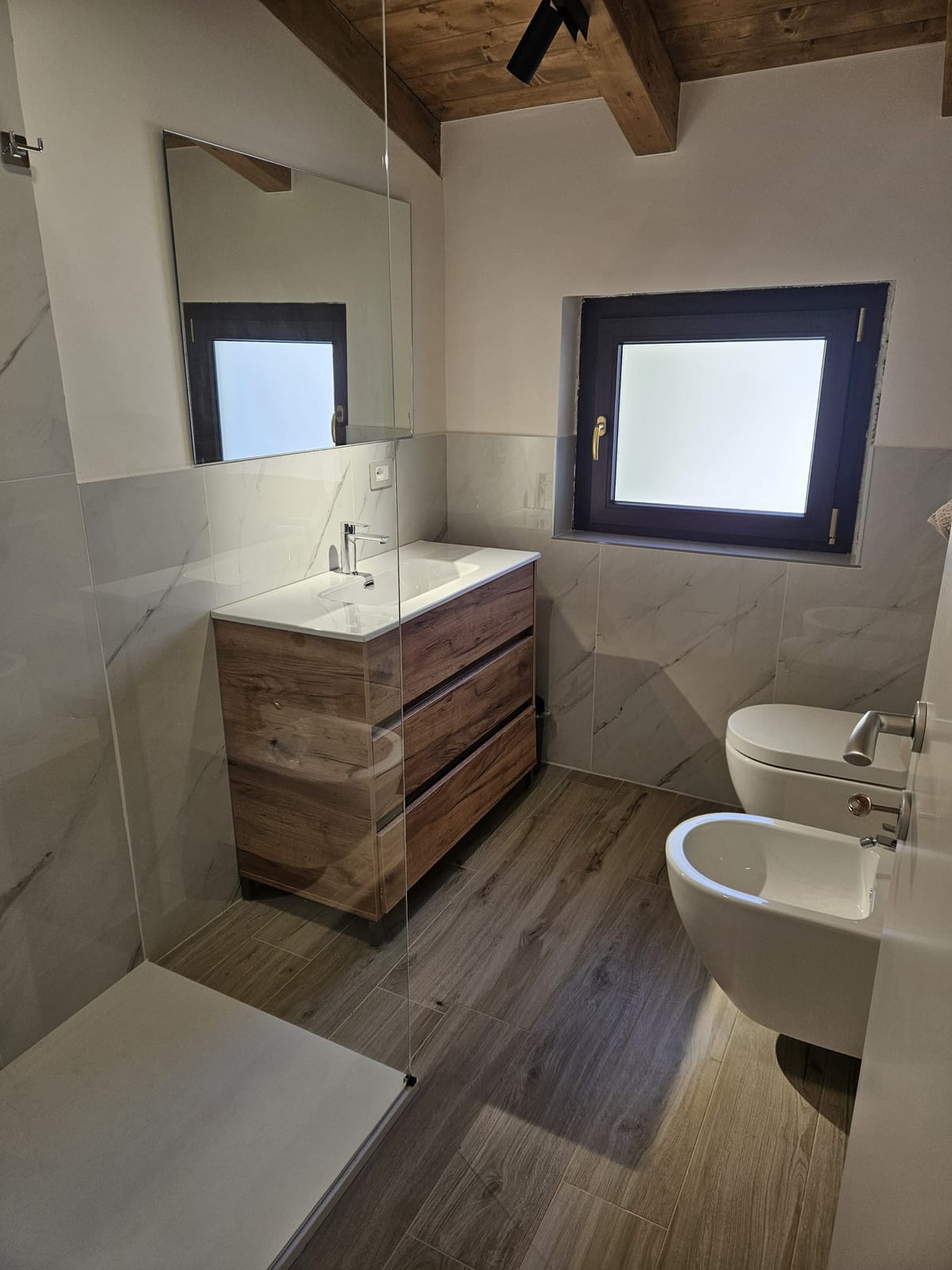 Abete apartment: modern bathroom with shower