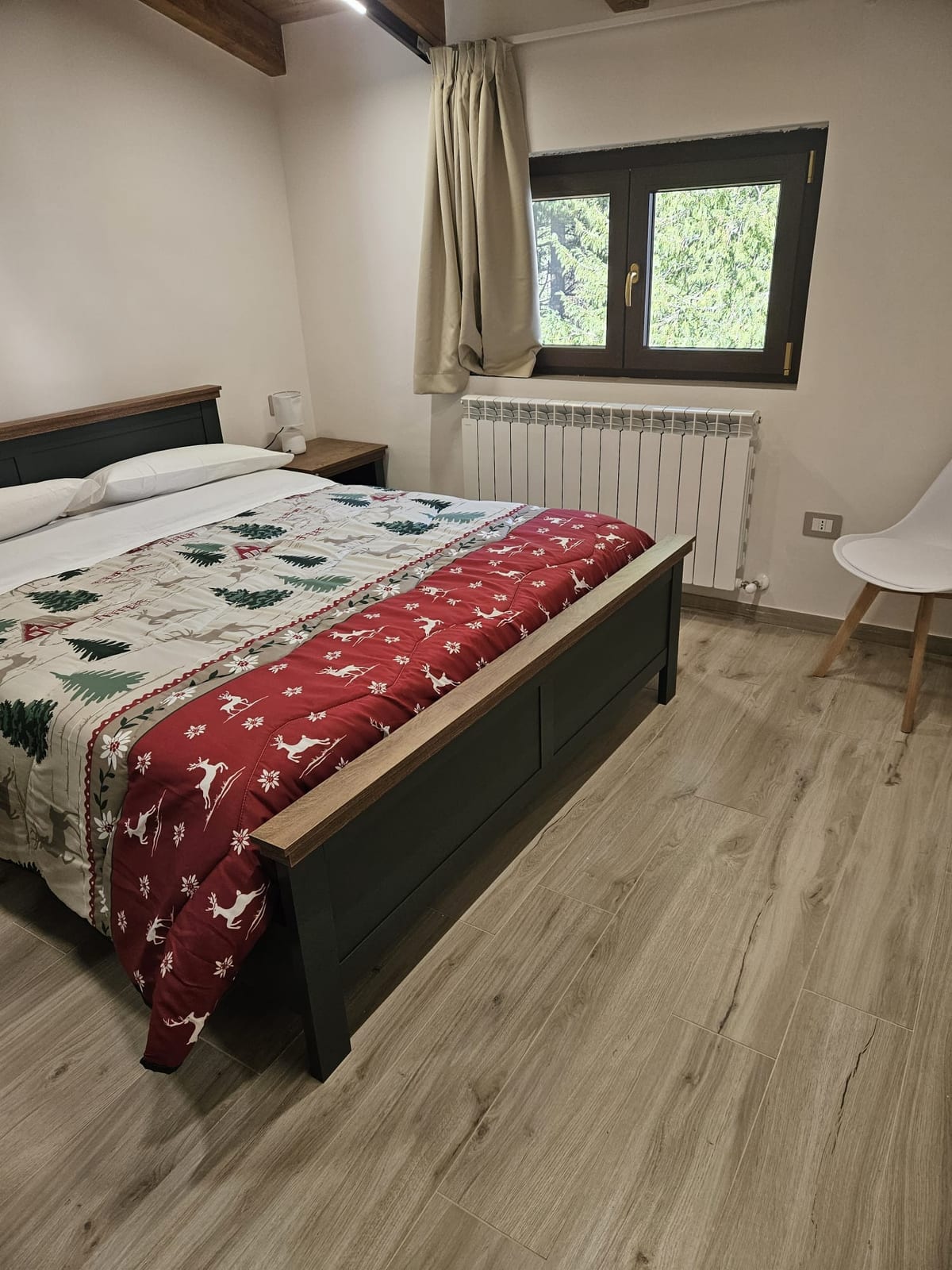 Abete apartment: double bedroom