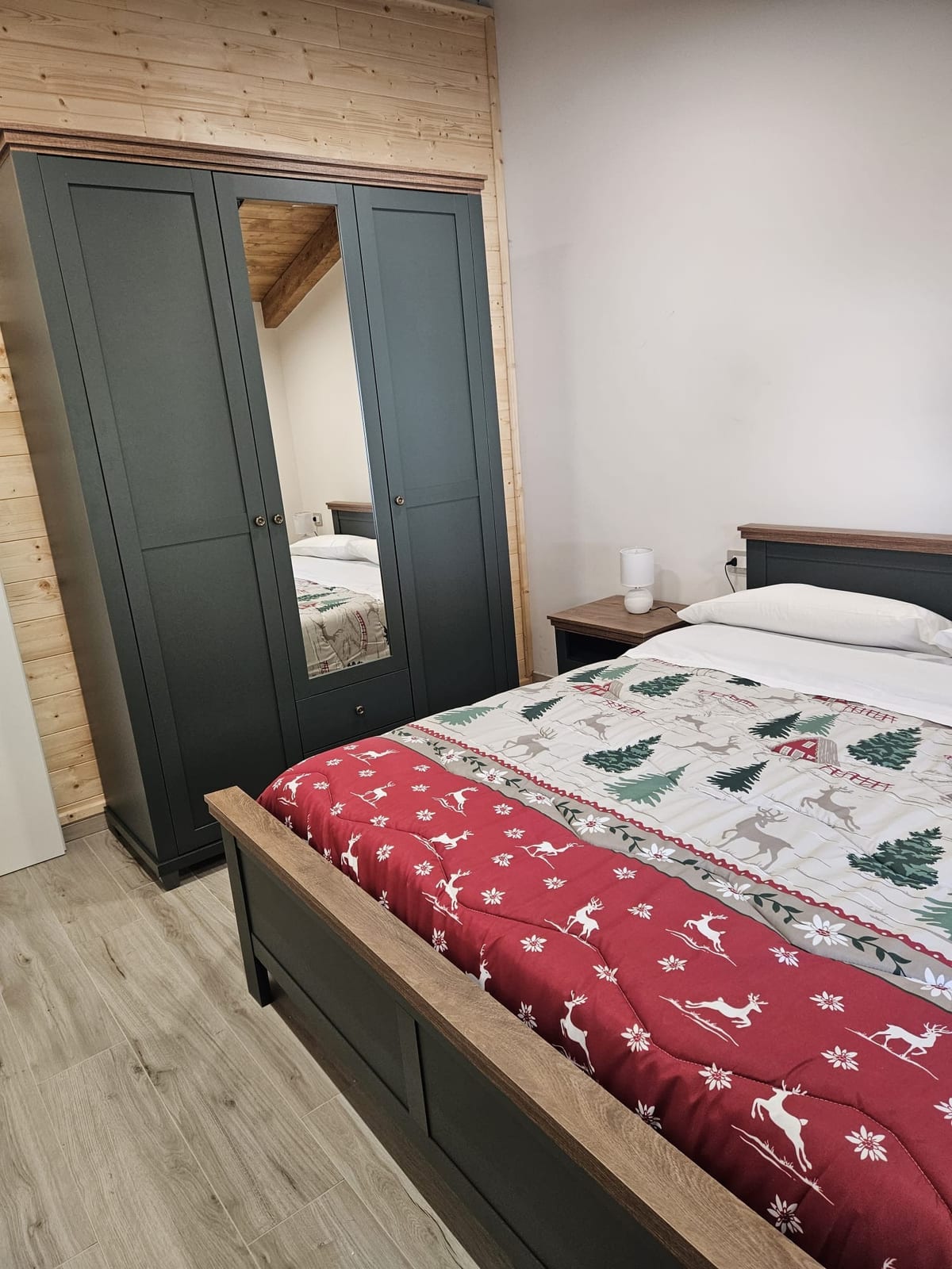 Abete apartment: bedroom with wardrobe
