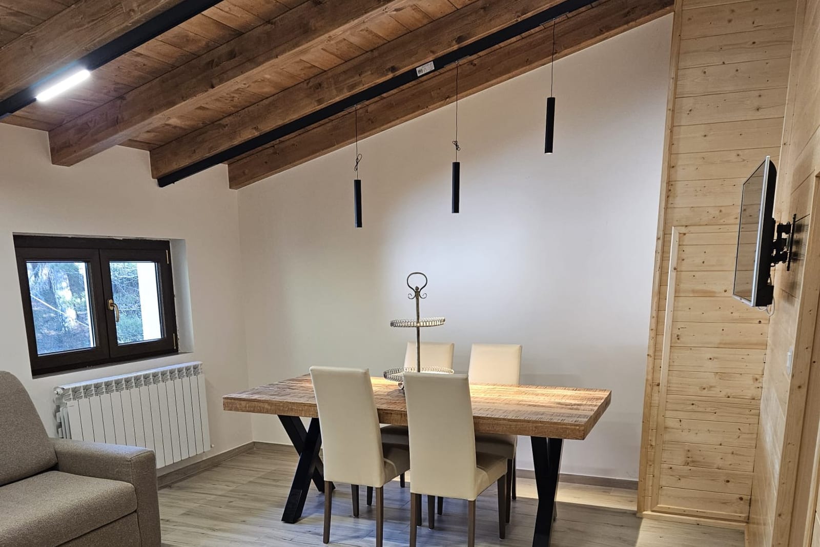 Abete apartment: open-space living and dining