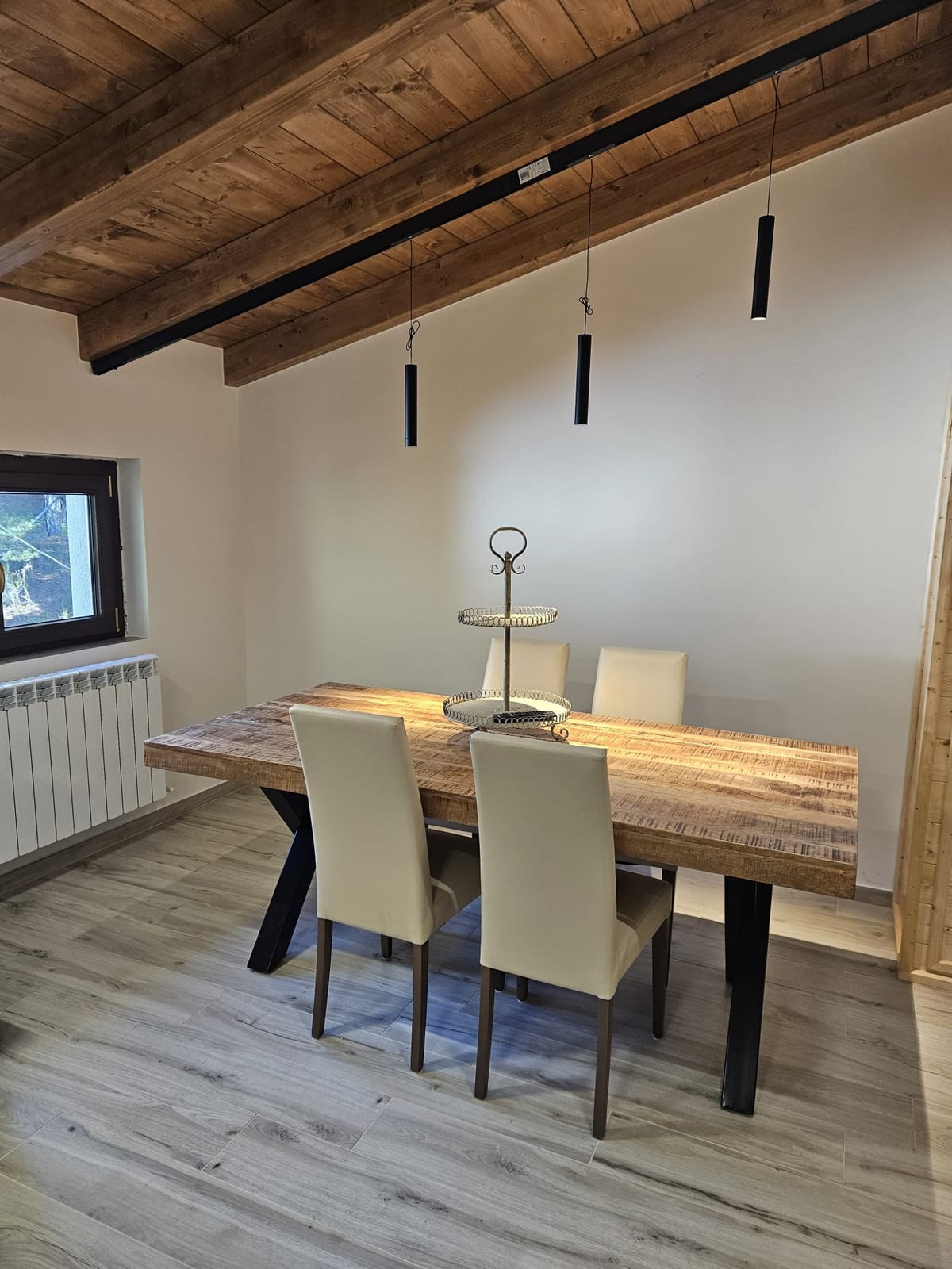 Abete apartment: dining room with sloped wood ceiling