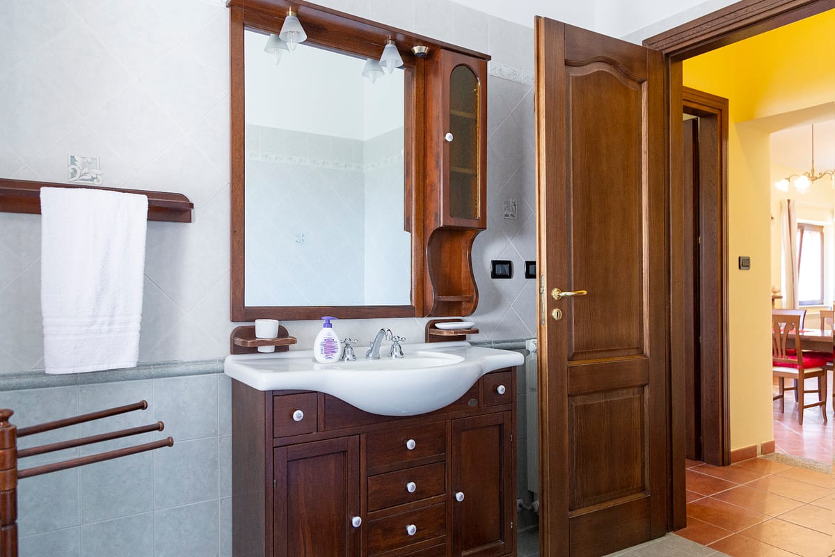 Traditional-style bathroom