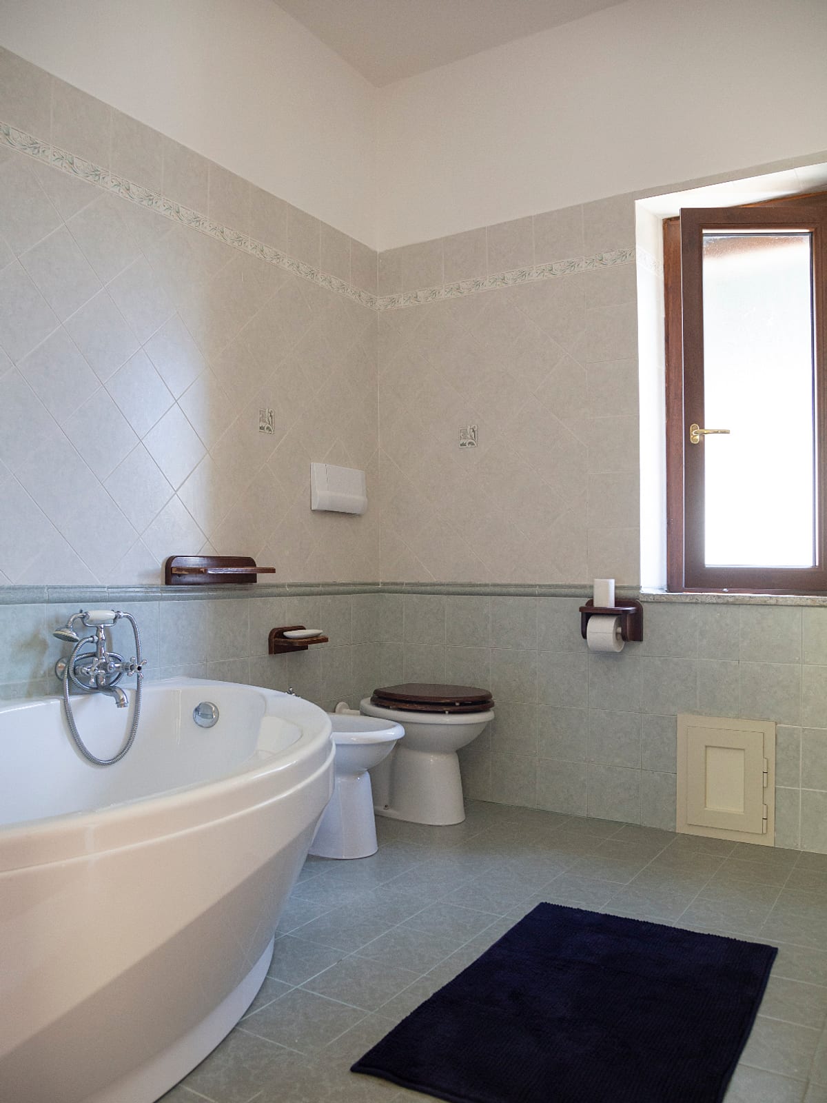 Bathroom with round bathtub