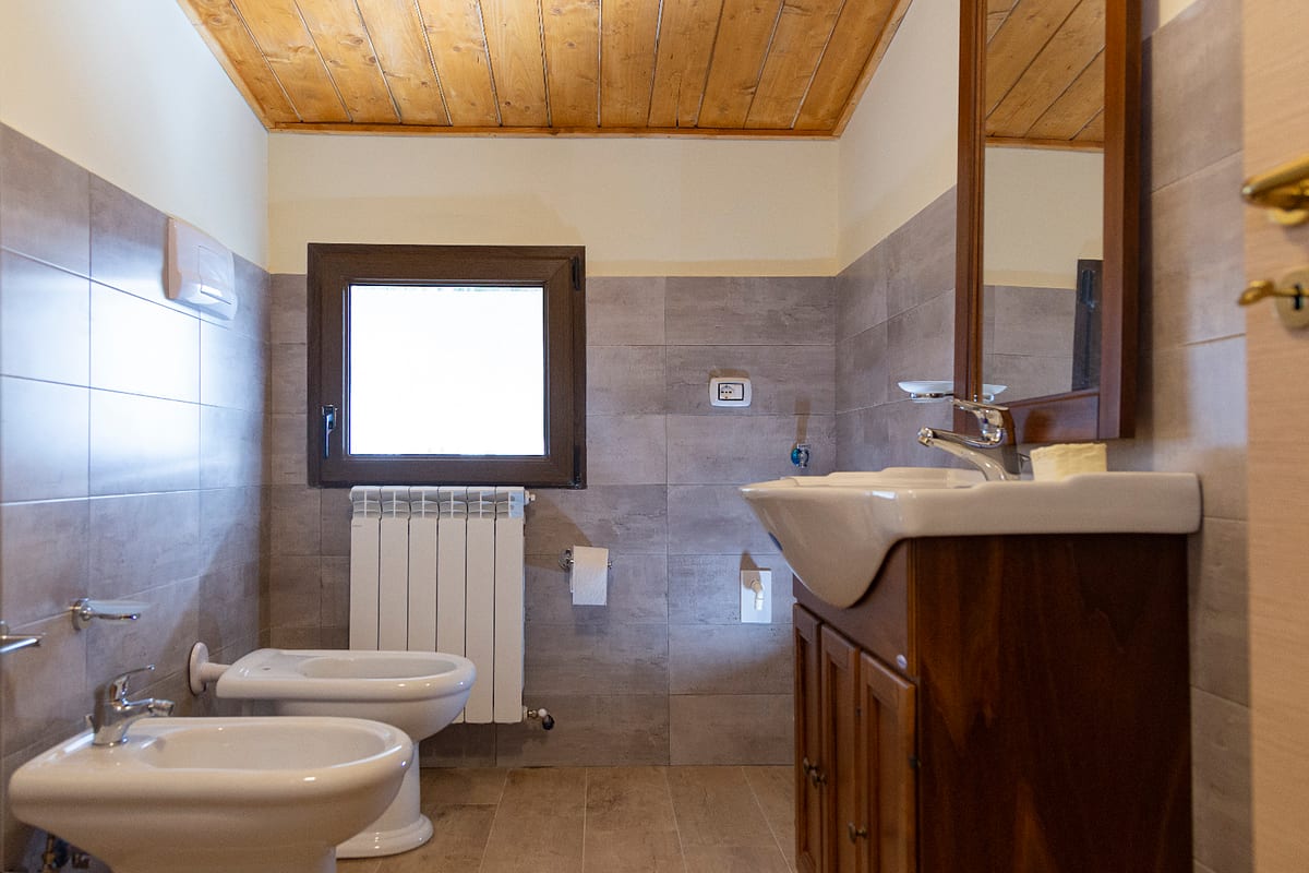 Rustic bathroom with wooden ceiling