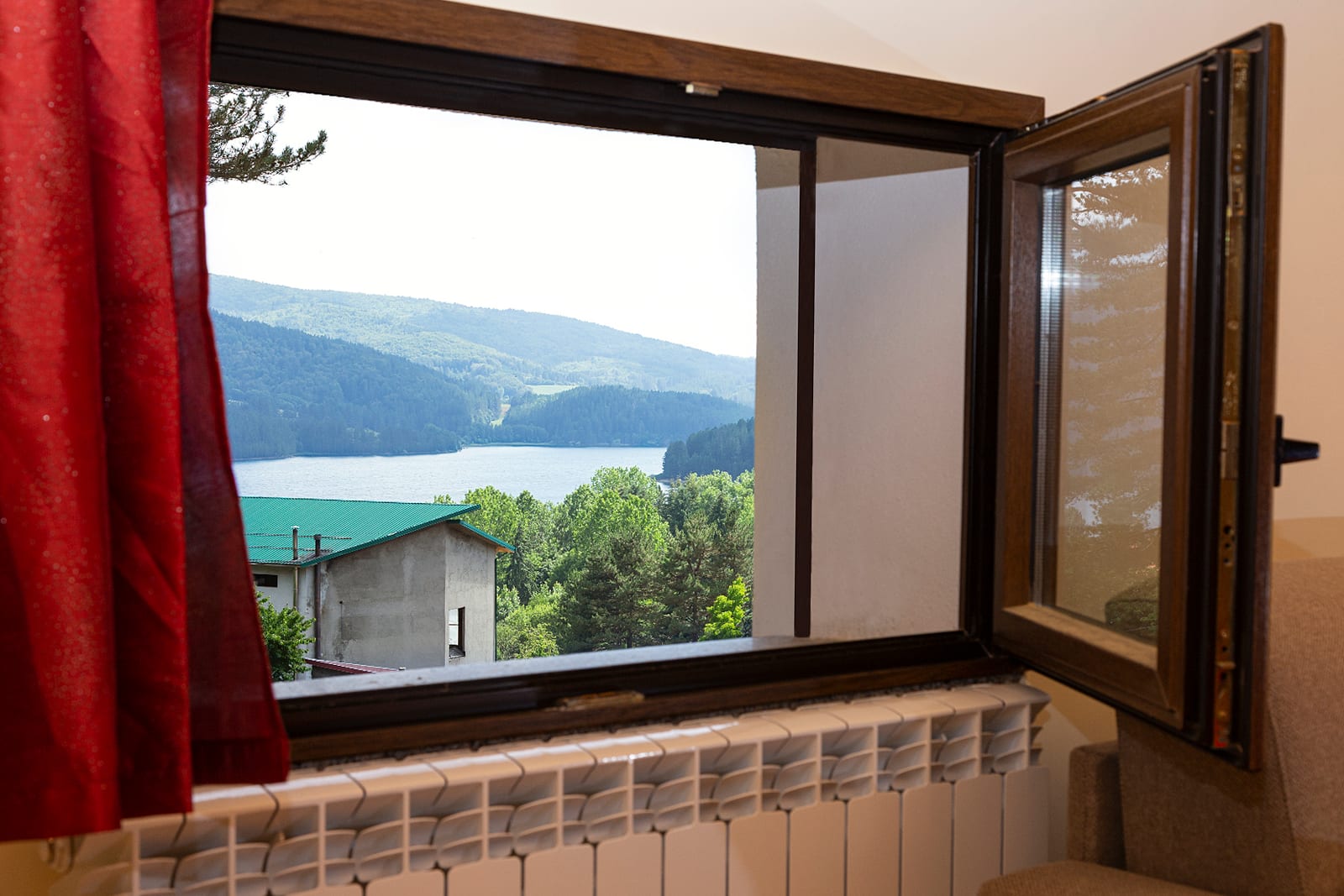 Panoramic view of Lake Arvo from Dimora nel Bosco, with clear sky and laricio pine forests