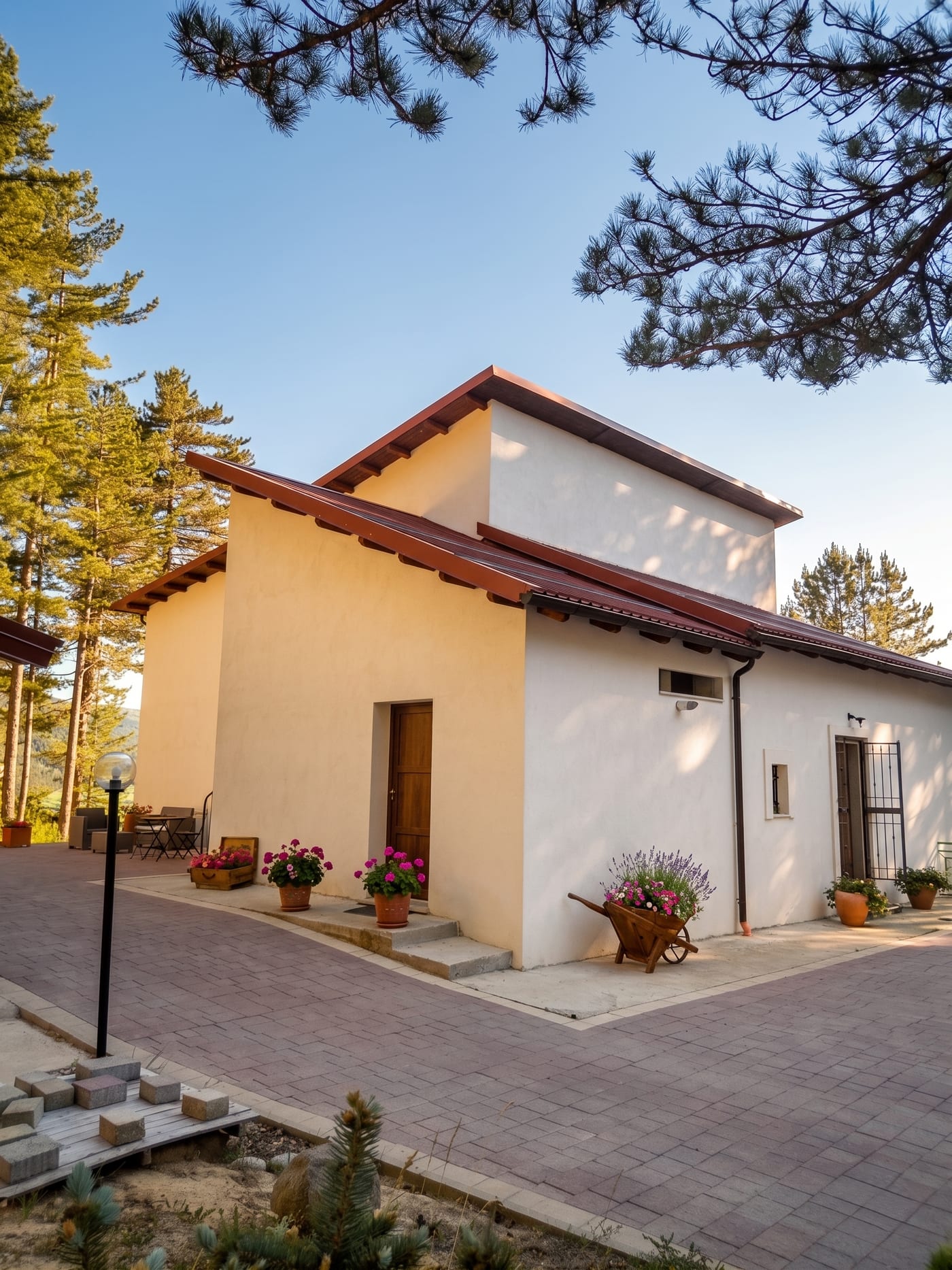 Exterior of Dimora nel Bosco overlooking Lake Arvo, surrounded by the laricio pine forests of the Sila